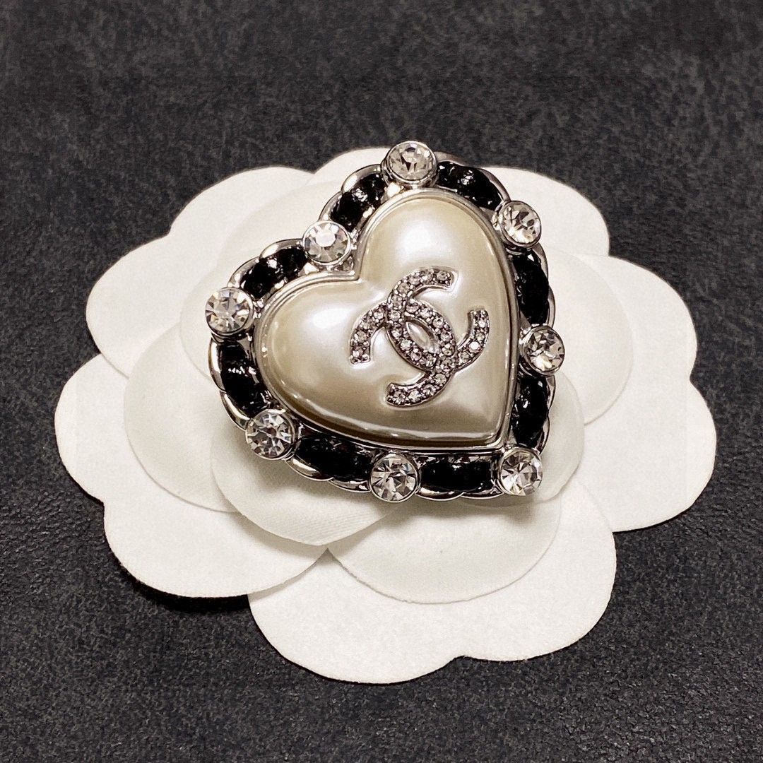 【CHANEL】 ☆ ハート型 ブローチ ☆ CHANEL】シャネル ハートブローチ (CHANEL/ブローチ・コサージュ
