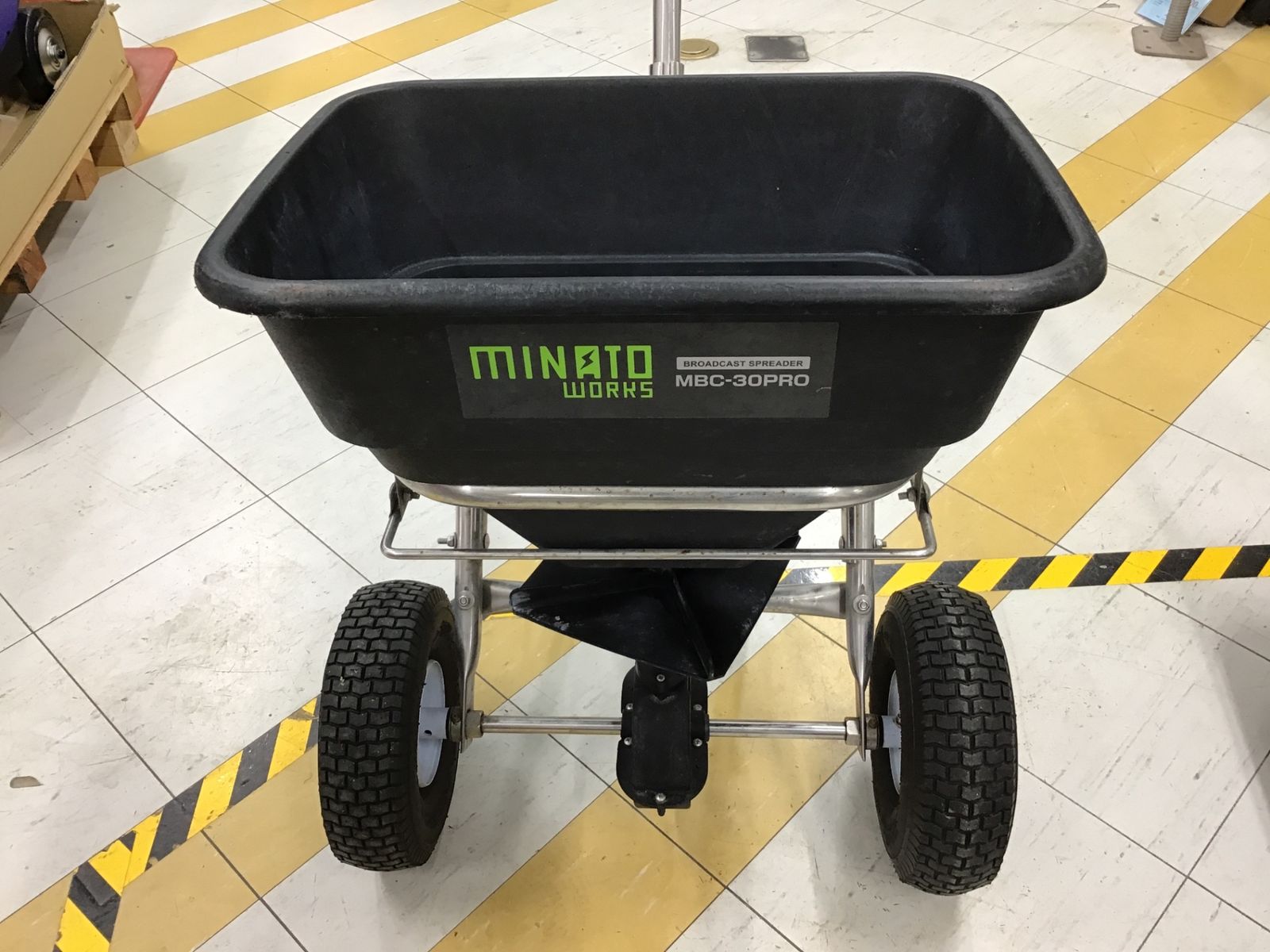 送料無料 B動作品 ●ミナトワークス 手押肥料散布機 MBC-30PRO●アクトツール富山店●大福