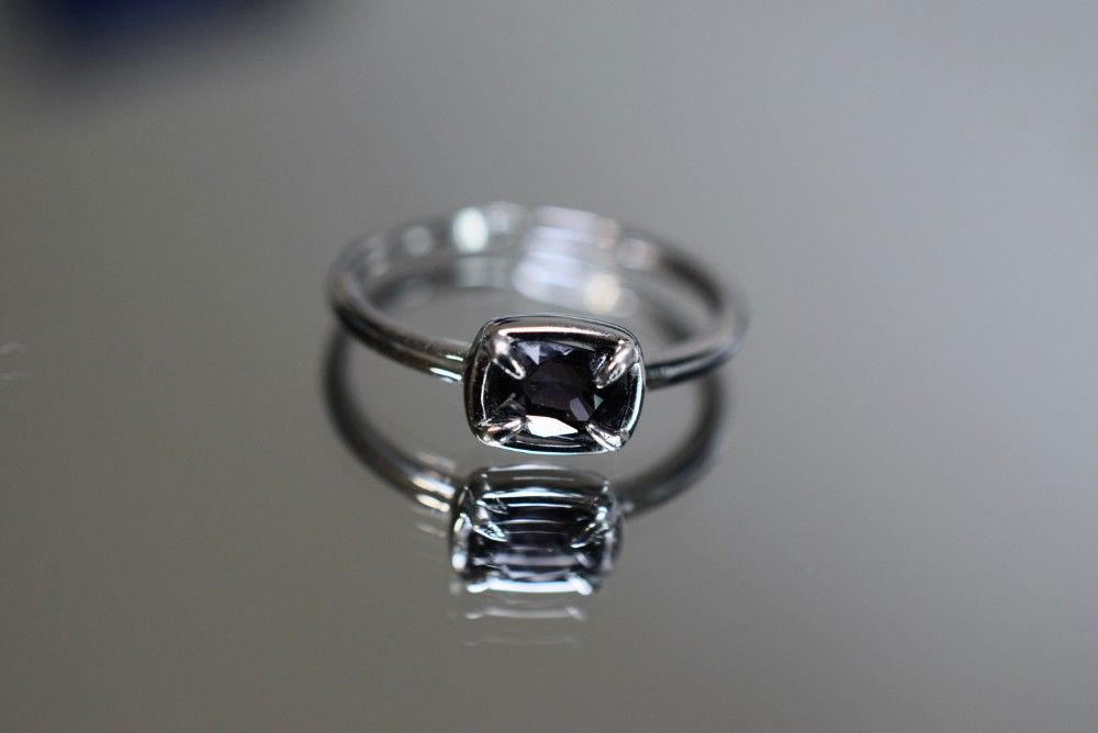 RG10-112 シルバー 宝石質 非加熱 紫の光沢を見える濡羽色 スピネル リング ミャンマー産 フリーサイズ 指輪 金属アレルギー対応