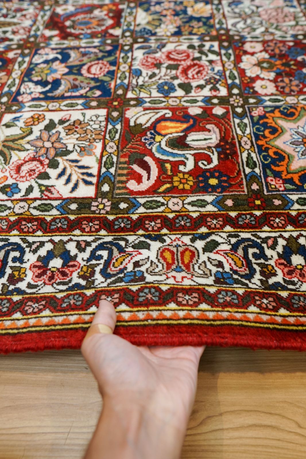 ペルシャ絨毯　トラディショナルな手織りラグ 鳥と植物モチーフ ペルシャ絨毯 トラディショナルな手織りラグ 鳥と植物モチーフ