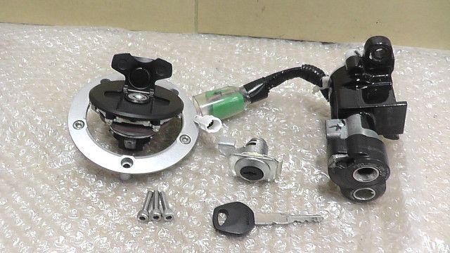GSX-R125 DL32D-100xxx の キーセット M無し 1743558936