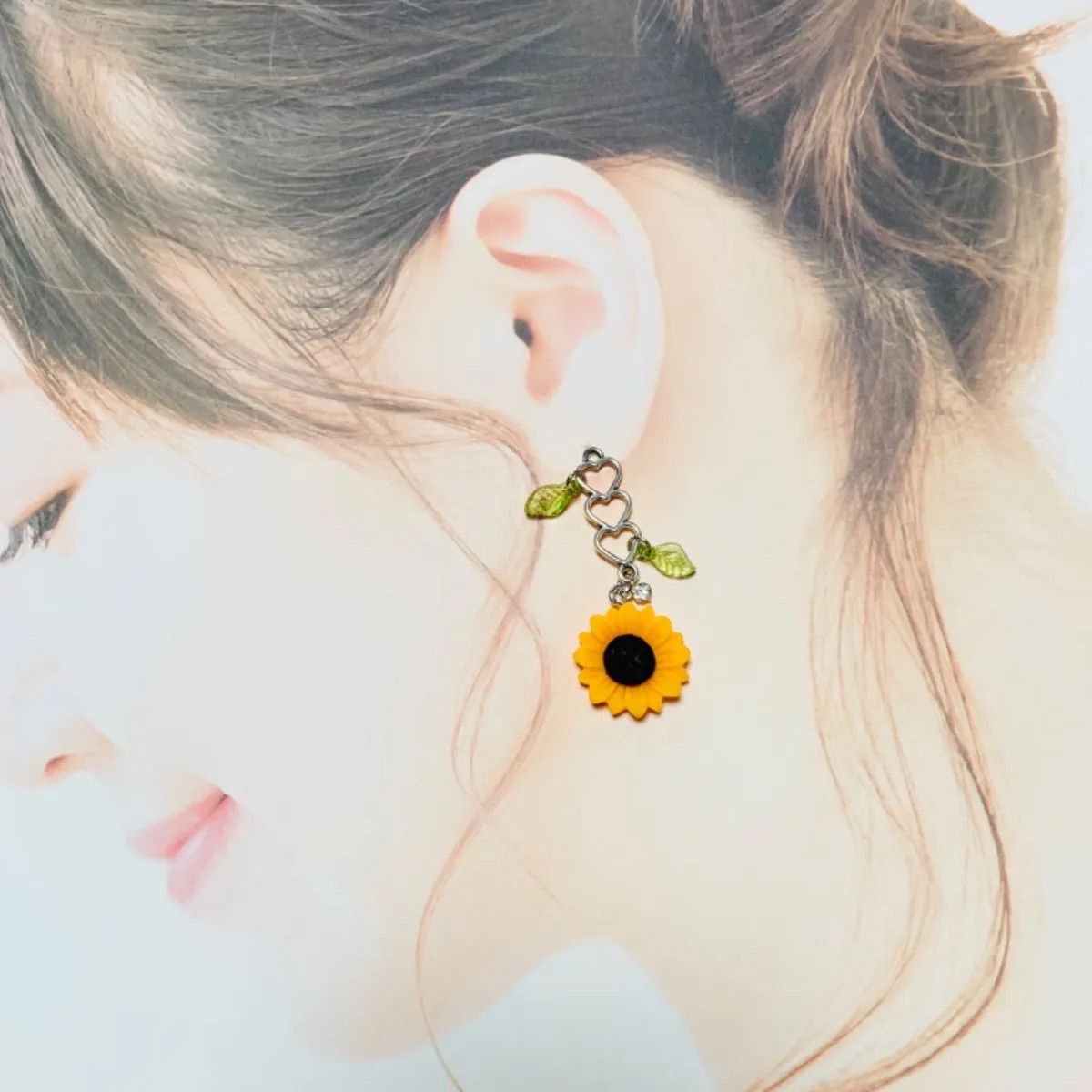 ハンドメイド ひまわり&3連♡ハートとリーフ〈ピアス/イヤリング 