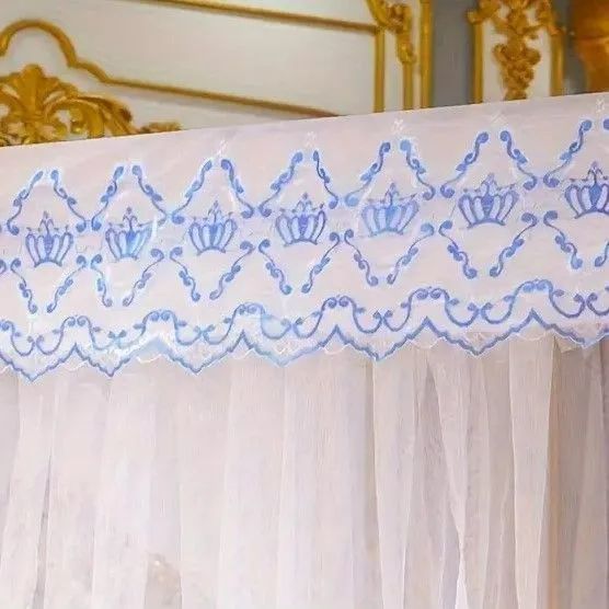 ベッドキャノピー 水色の刺繍のフリル