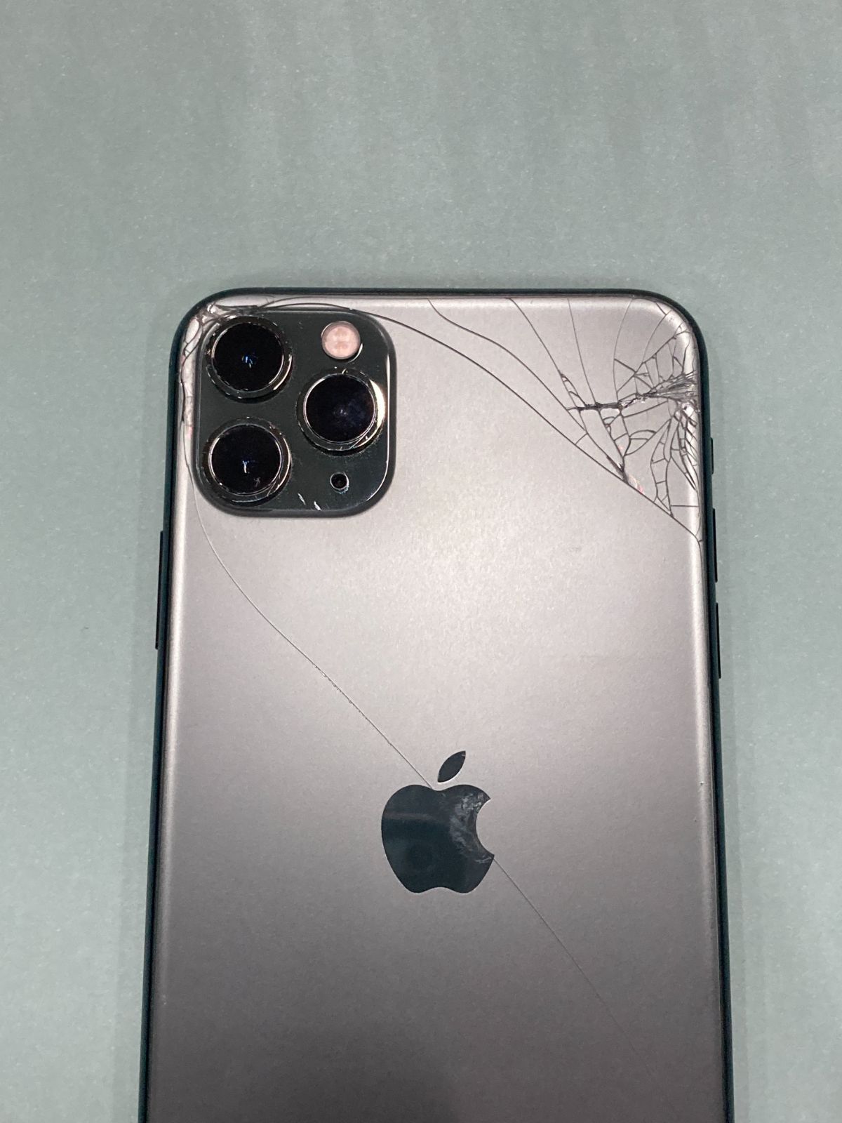 iPhone X 黒 256GB SIMロック解除済み、背面割れ iPhone X 黒 256GB SIMロック解除済み、背面割れ