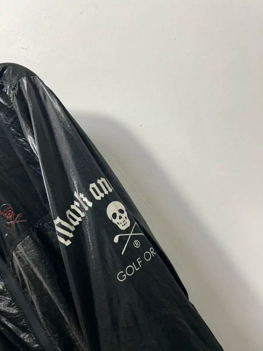 ブラック ウィンドブレーカー