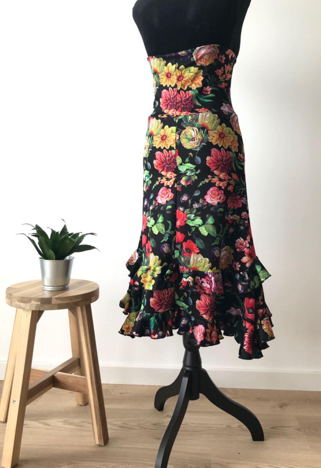 フラメンコ ショート丈 練習ファルダ ベージュxマルチカラー花柄 2段ボランテ フラメンコ ショート丈練習ファルダ 2段ボランテ マルチカラー花