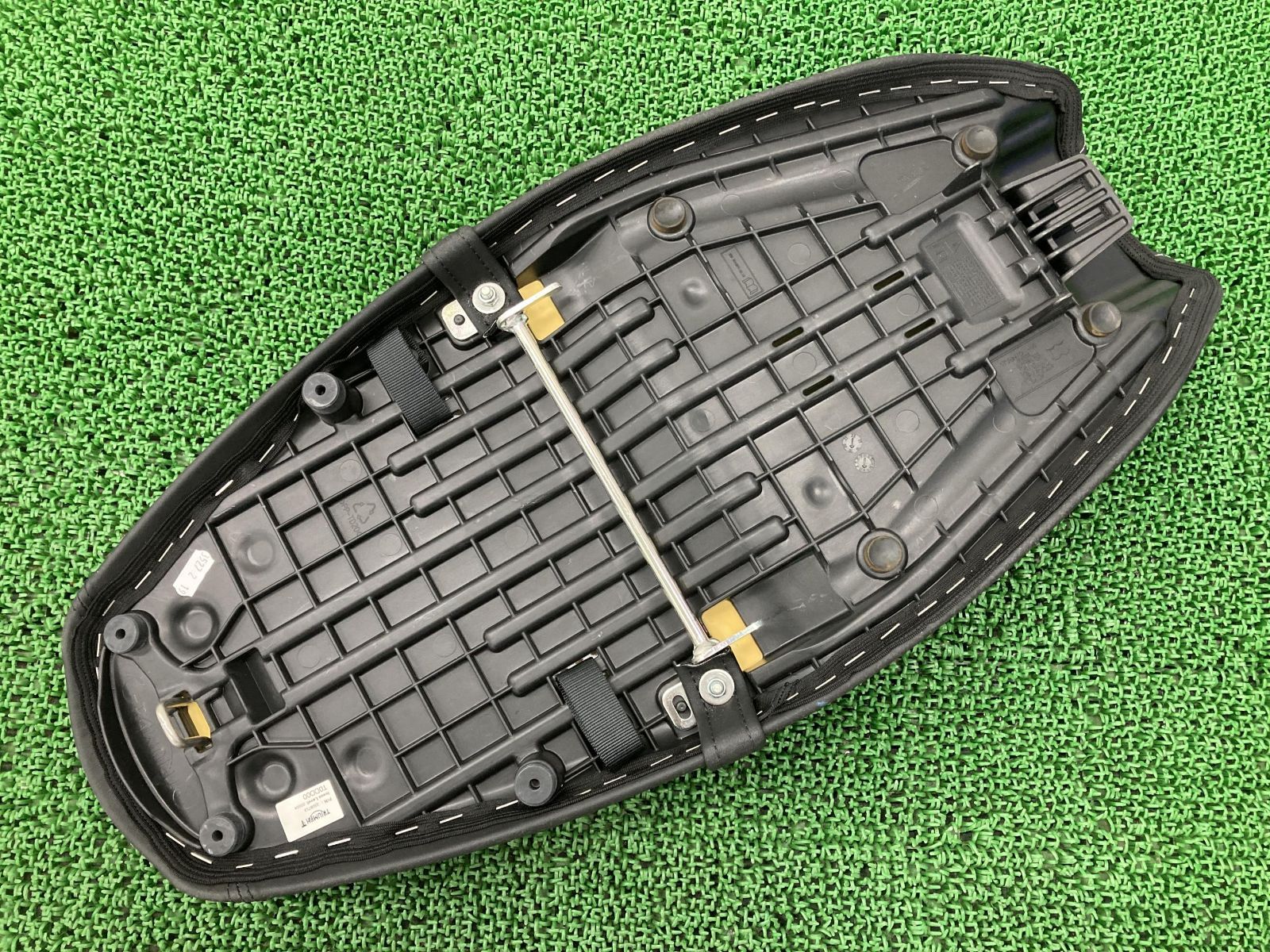 トライアンフ（TRIUMPH）スピードツイン1200 純正 2308719 スピードツイン1200 シート 2308719 トライアンフ(TRIUMPH) 純正 中古