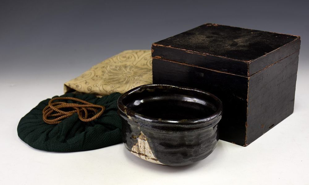 古黒織部 沓茶碗 仕覆 時代箱 蔵A4957】古美術 黒織部沓茶碗 仕覆 古箱