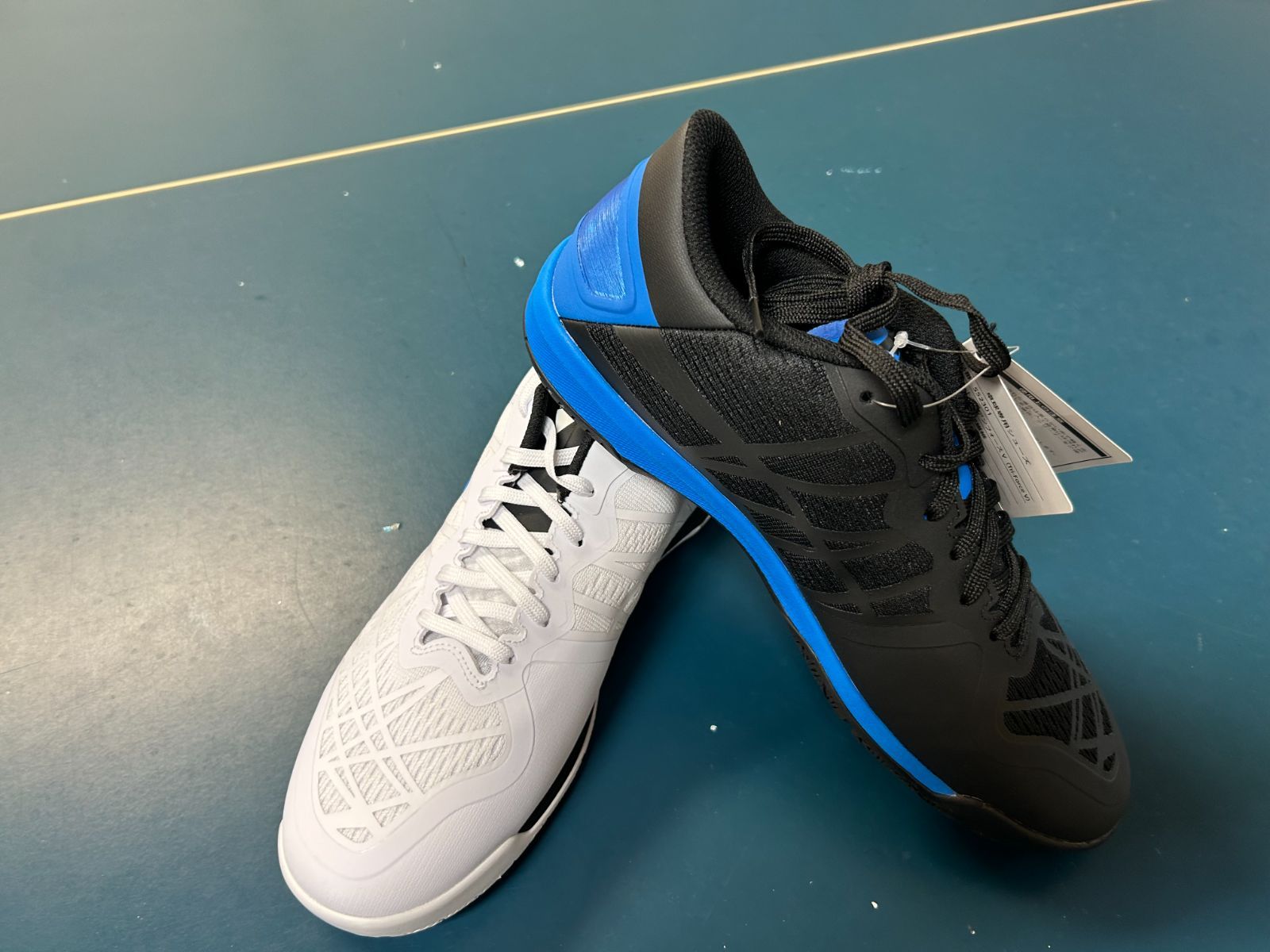 卓球シューズ VICTAS ﾄﾗｲｱﾝﾌｫｰｽV左右別色(ﾌﾞﾗｯｸ＆ﾎﾜｲﾄ) 卓球シューズ