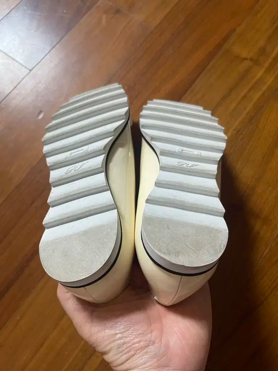 超低 Roger Vivier ロジェ ヴィヴィエ エナメルフラットシューズ