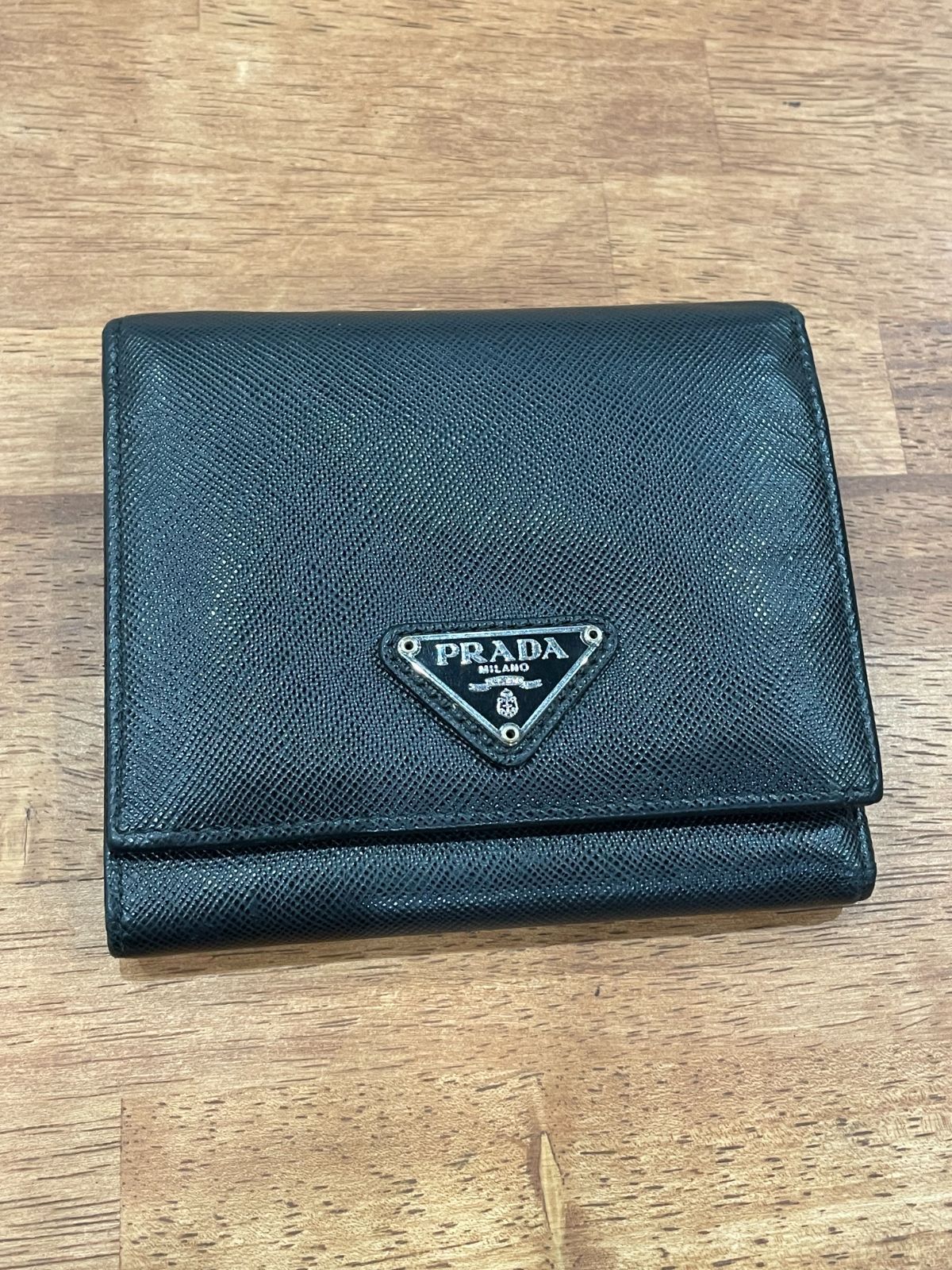 【超美品・付属品付き✨】現行型 RFID掲載 プラダ 三つ折り財布 サフィアーノ プラダ サフィアーノ ロゴプレート 三つ折り財布 B25070216