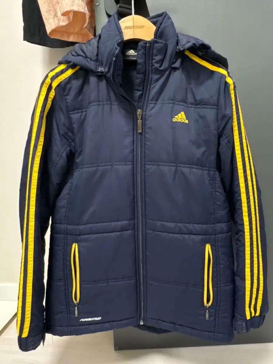国内発送【adidas】ショート ダウンジャケット 関税送料込 adidas ダウンジャケット ダウン フード付き無地パファー