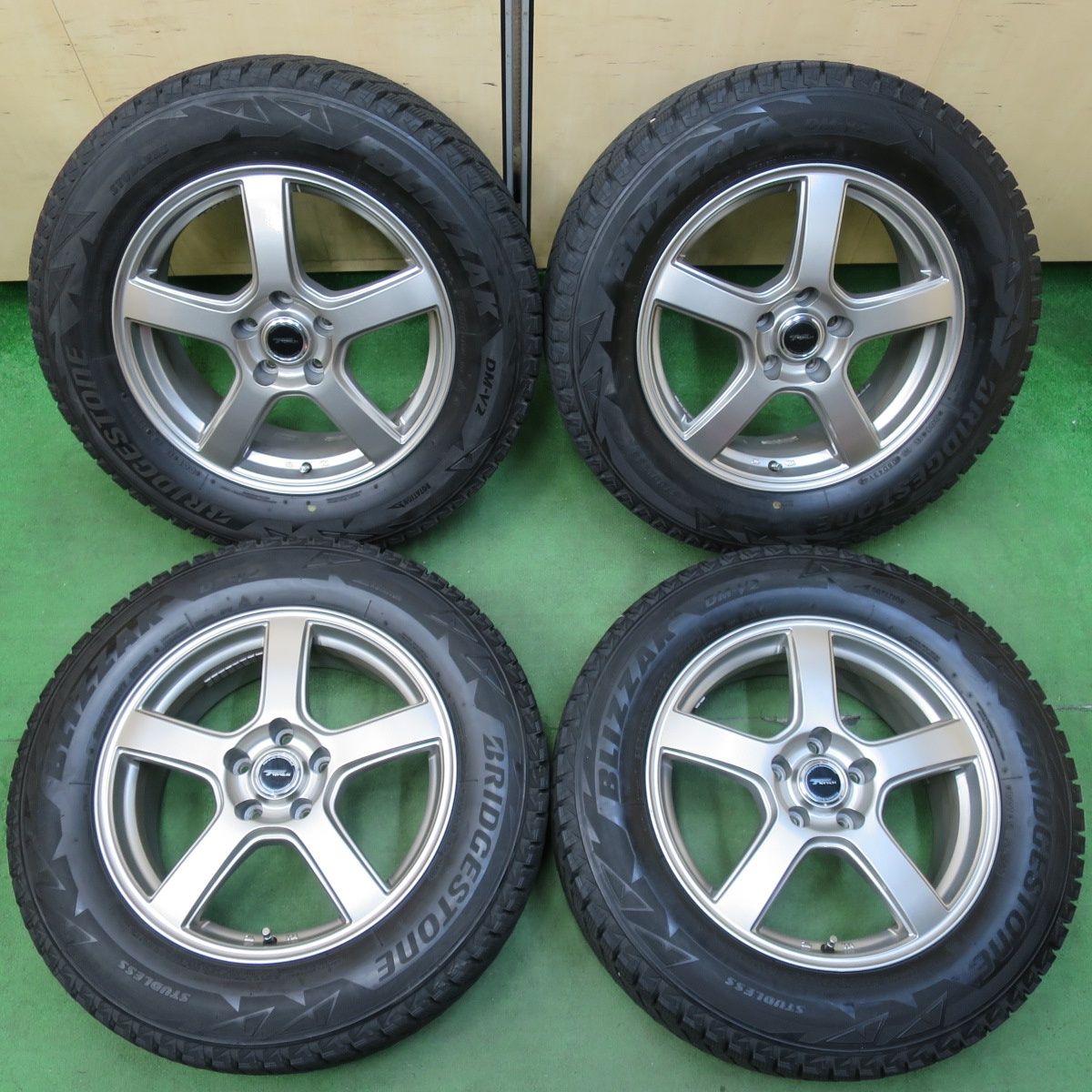 [送料無料] バリ溝！キレイ！9分スタッドレス 225/65R17 ブリヂストン ブリザック DM-V2 TOPRUN トップラン 17インチ PCD114.3/5H5010305イス