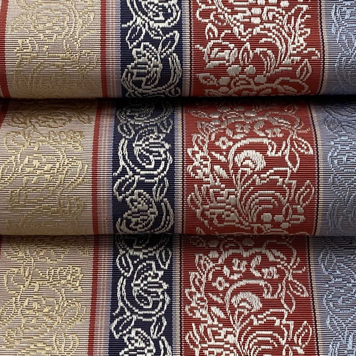 バイセル 着物 優品 名古屋帯 薄紫 縦縞 幾何学 花唐草 正絹 ☆☆☆ 名古屋帯 秀品 花唐草 段縞 箔 唐織 紫 正絹 中古