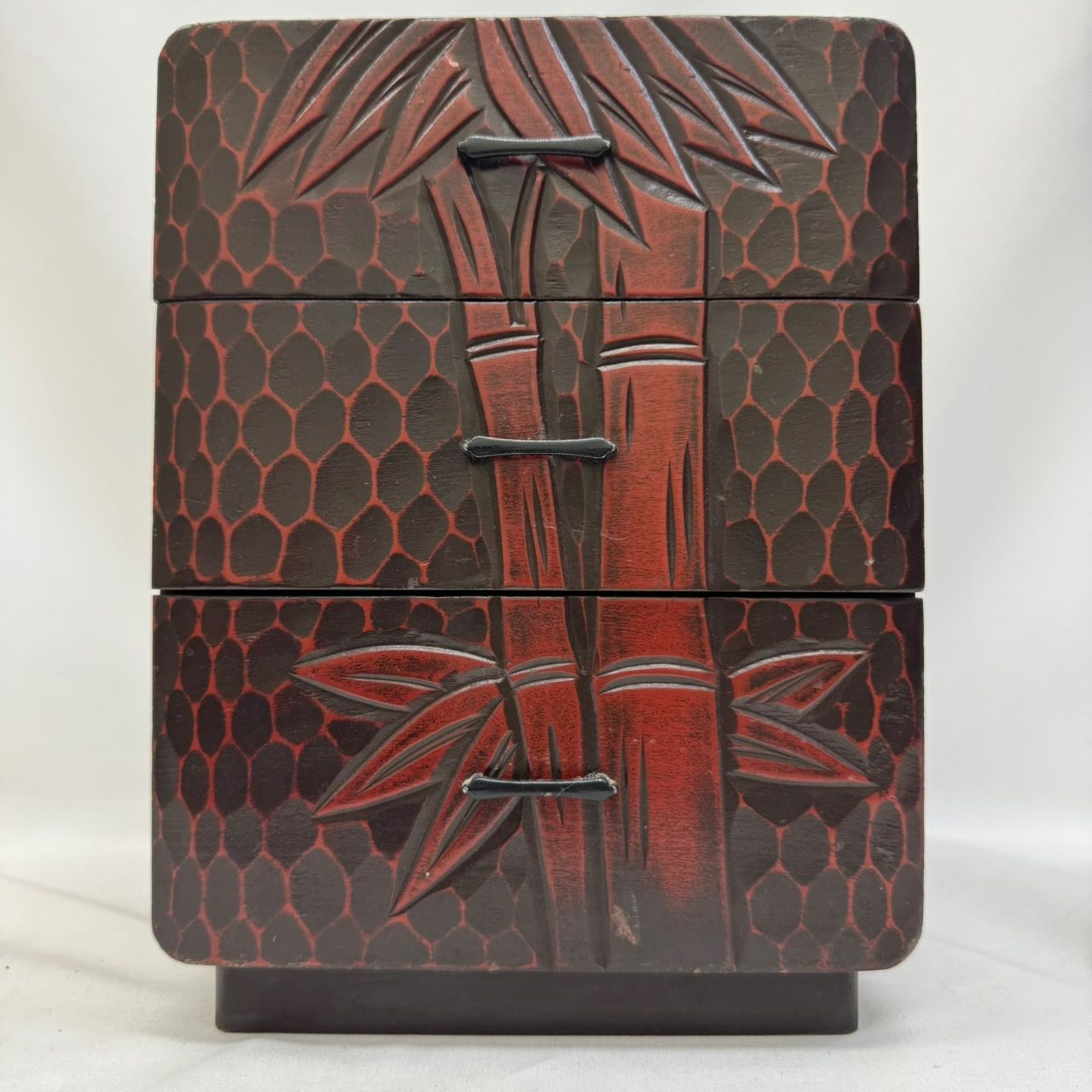 赤い竹模様の木製小物入れ