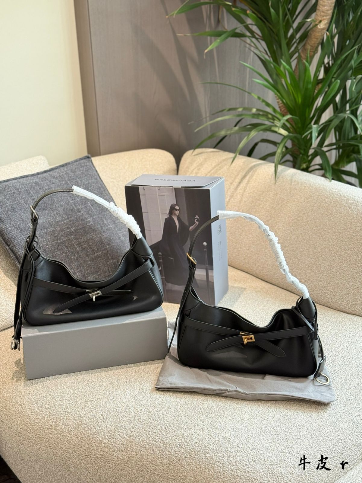 今日 BALENCIAGA Bel Air アームバッグ ブラック
