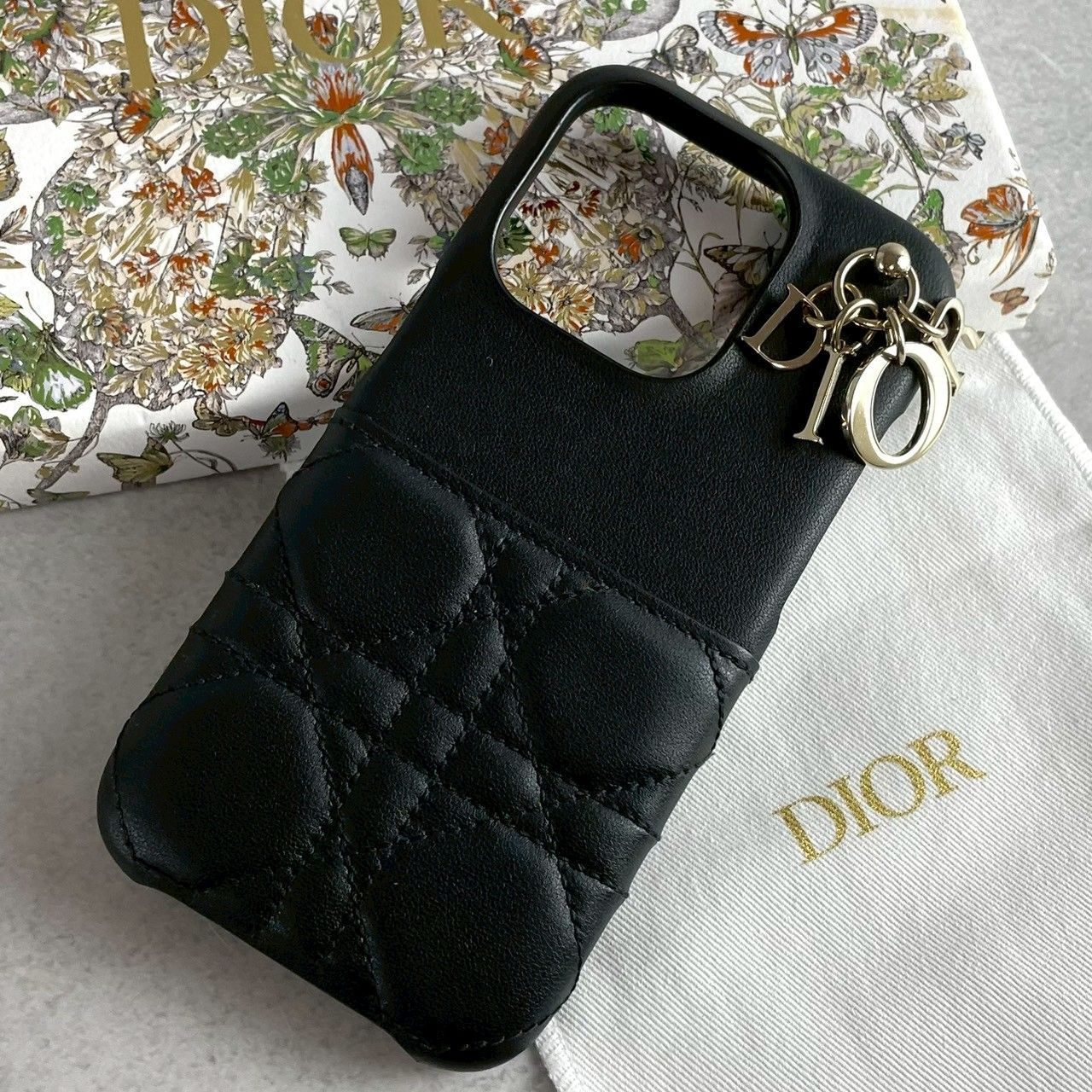 人気 Christian Dior キルティング iphoneケース 14pro ブラック 黒 き ロゴチャーム ゴールド金具 スマホケース 携帯 イタリア製 カナージュ