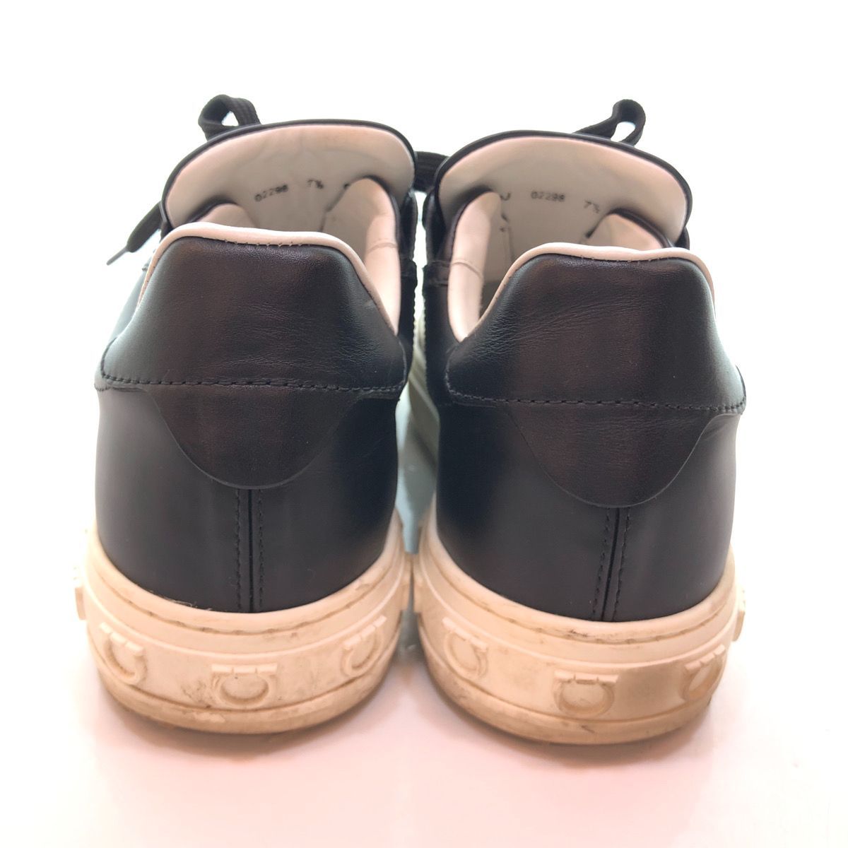 直営店☆Ferragamo☆ GANCINI ローカット スニーカー/ BLACK モノグラムスニーカー - メンズ | Ferragamo