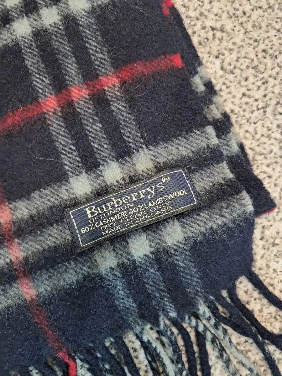 メルカリコンパクト発送バーバリー　ラムウール　マフラー　グレー　HJ46 BURBERRY(バーバリー) ラムウール マフラー - メルカリ
