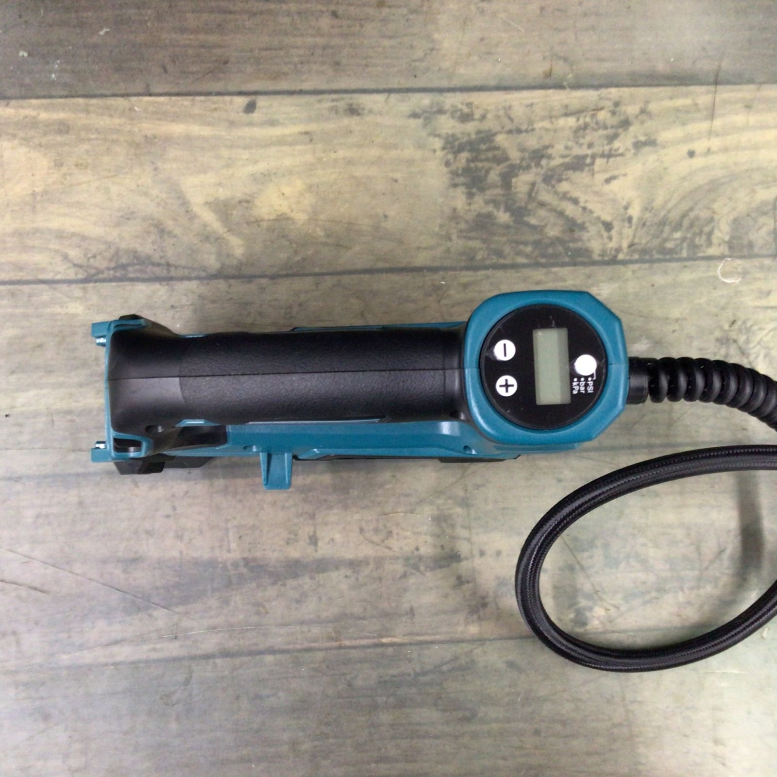 makita コードレス空気入れ