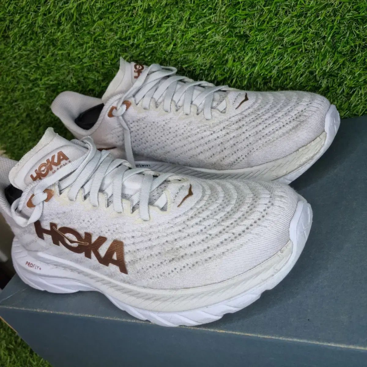 HOKA ONE ONE ホカオネオネ スニーカー 白 PROFly 245