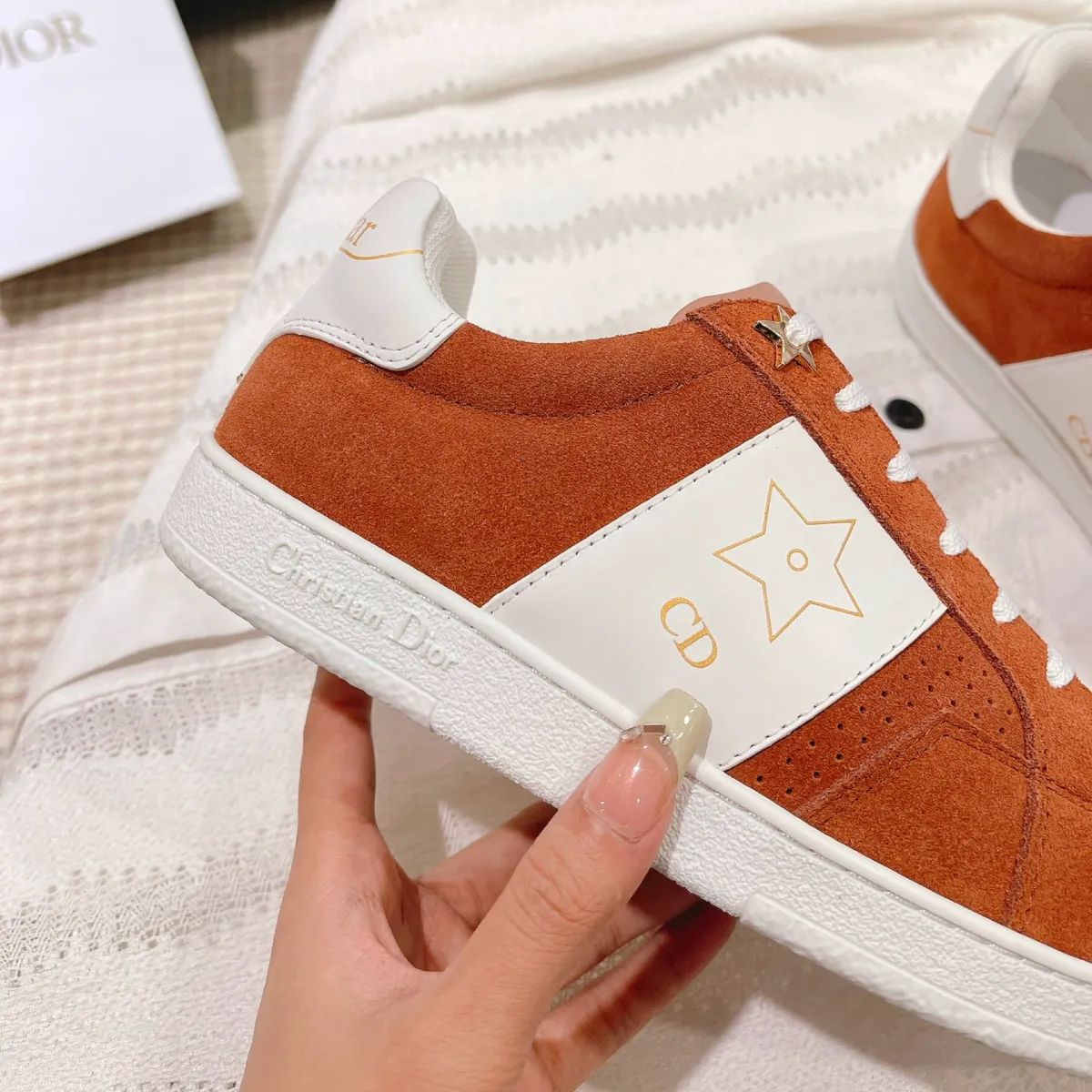 Dior スニーカー 赤 曲がりくね ロゴ入り カジュアル