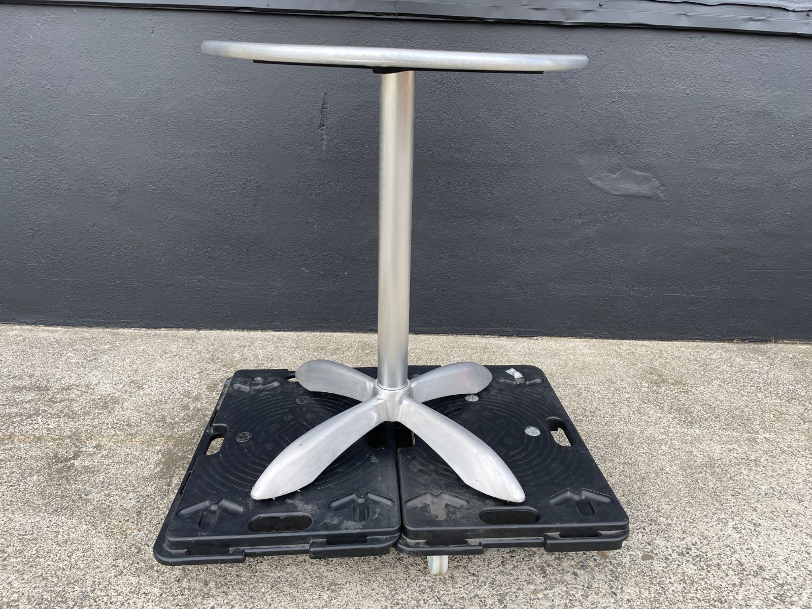 ダルトン　アルミニウム ラウンド テーブル 60cm DULTON ONLINE SHOP | ALUMINUM ROUND TABLE 60: ファニチャー