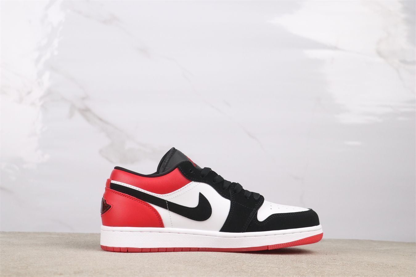 Air Jordan ミッドカット シューズ ホワイト/レッド NIKE公式】 ジョーダン 1 ミッドカット シューズ【ナイキ公式通販】