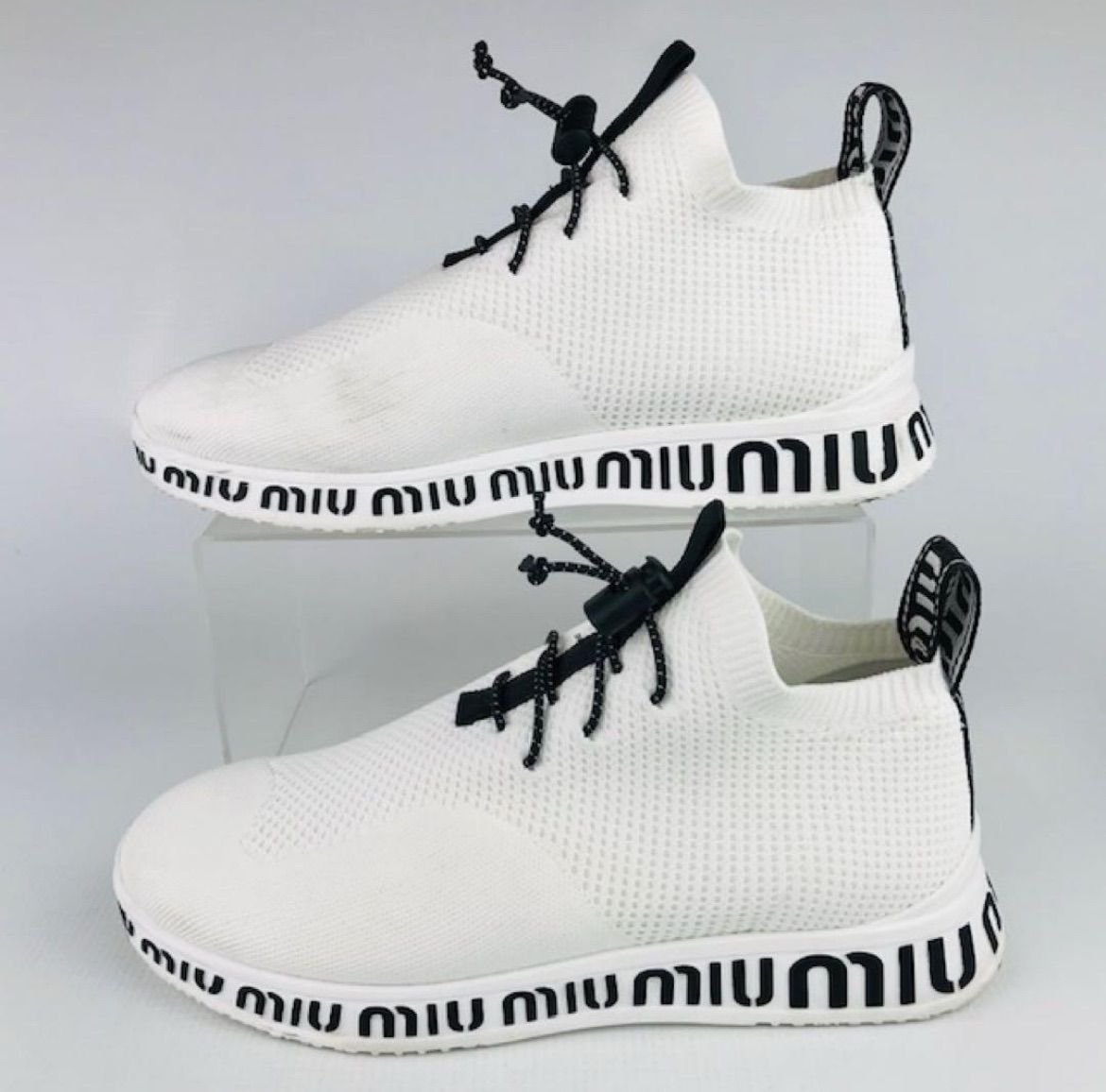 良品☆miumiu・ミュウミュウ エンボス加工ブランドロゴ プルストラップ