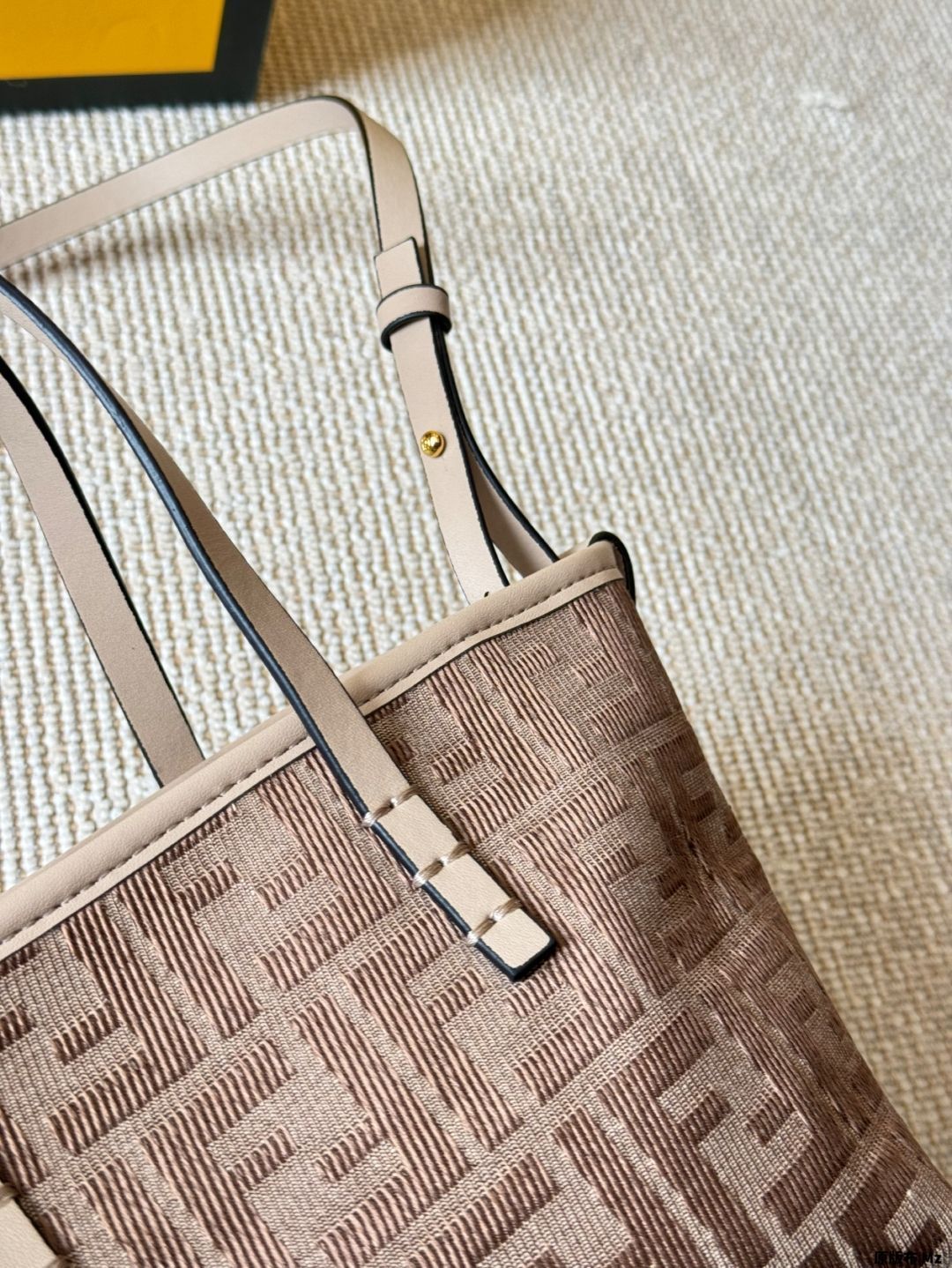 VIP【送料関税込】FENDI ROLL SMALL TOTE 今日特価】Fendi Monogram Roll Mini Basket Bag フェンディ