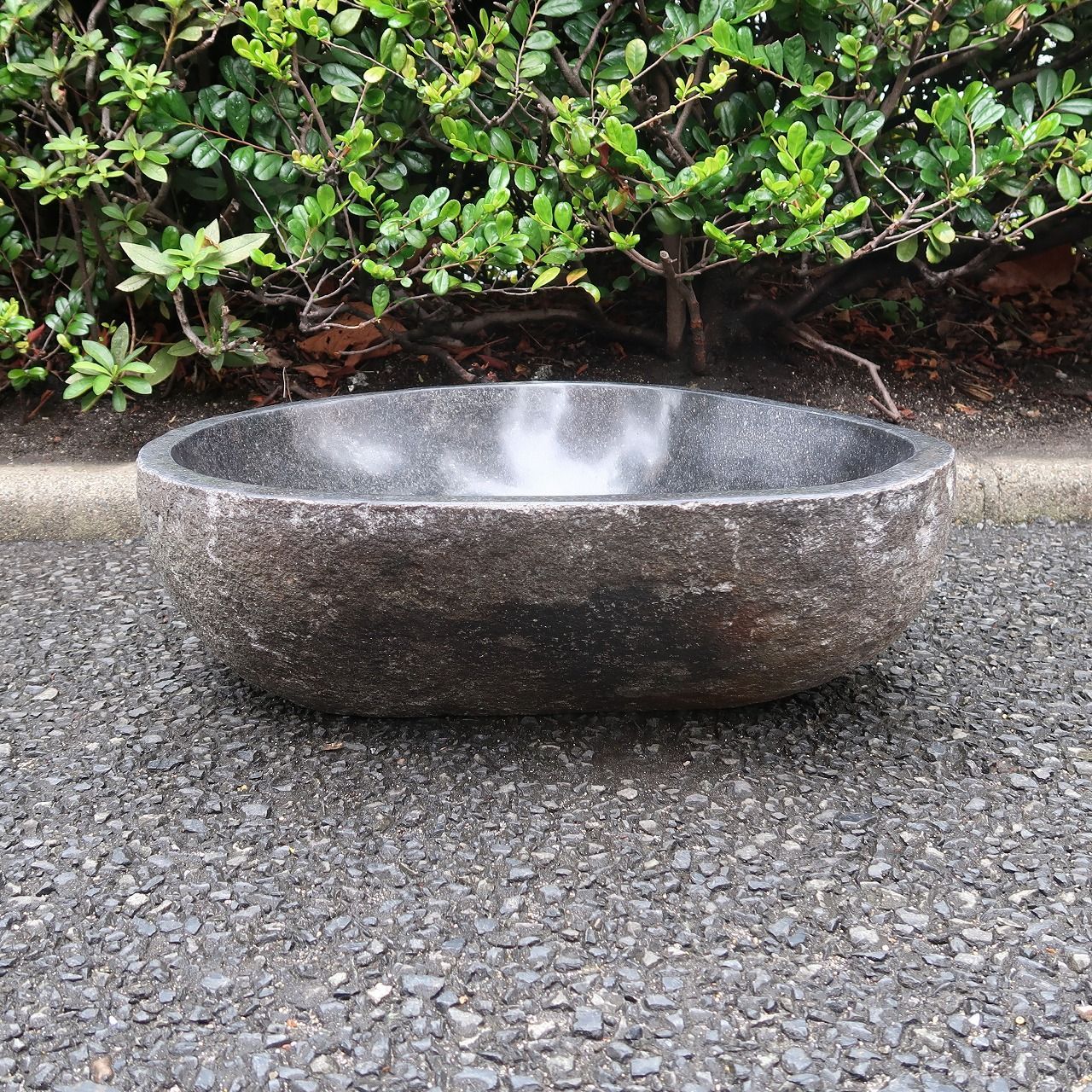 天然石をくり抜いた手水鉢 リバーストーン M 47X44 つくばい 睡蓮鉢 すいれん鉢 メダカ鉢 めだか鉢 ガーデン 坪庭 石材 250917