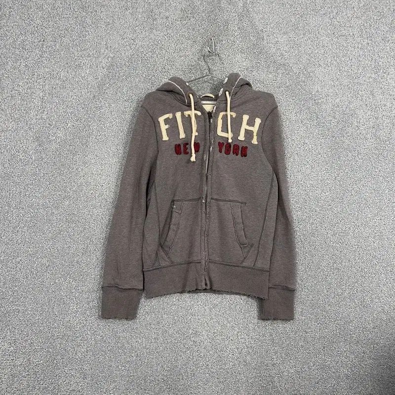 【雷市場（ポンジャン）商品韓国直送】 Abercrombie(アバクロンビー) ヴィンテージ 刺繡 グレー フード付き ジップアップパーカー S