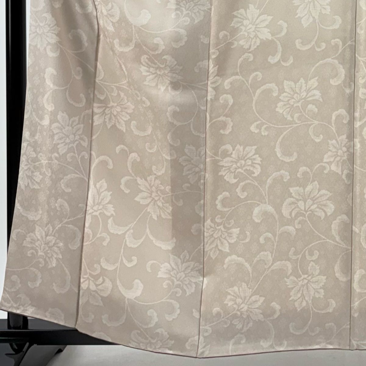 小紋 身丈161cm 裄丈67cm M 袷 花唐草 ピンクベージュ 正絹 秀品