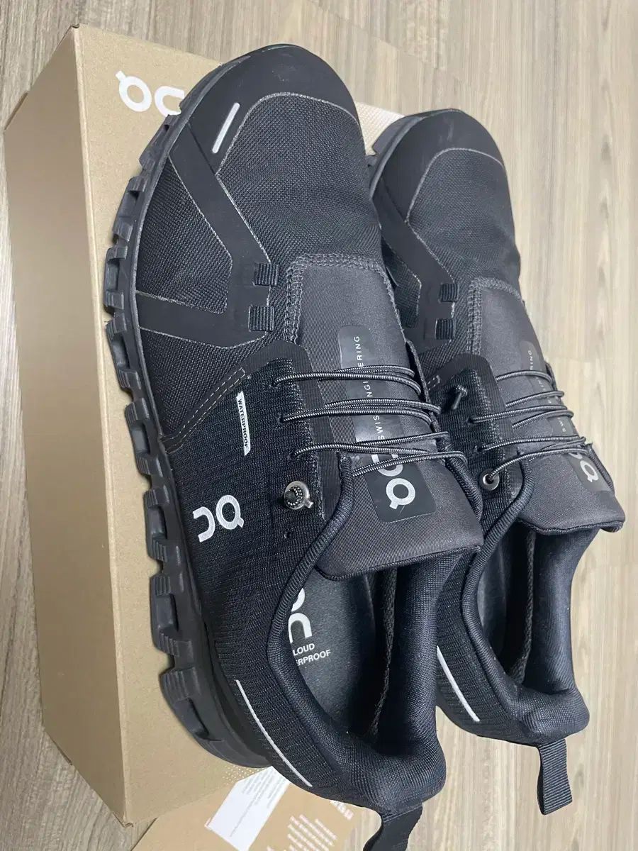 オン ランニング クラウド 6 WP 黒 275mm EU43