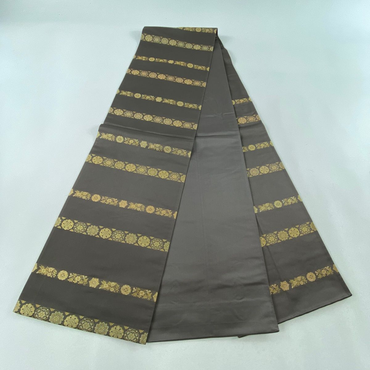 専用帯2193 ●三越扱い 高級 正絹 墨流唐花文 六通 袋帯 袋帯 美品 秀品 落款 藤三郎 山並み 草花 箔 灰茶 六通 正絹 【中古】