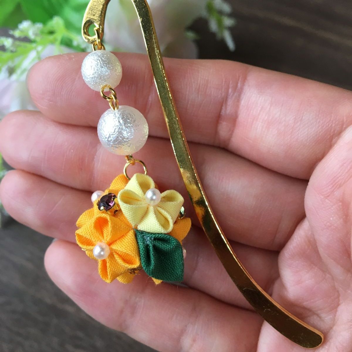 つまみ細工 金木犀のブックマーカー - メルカリ