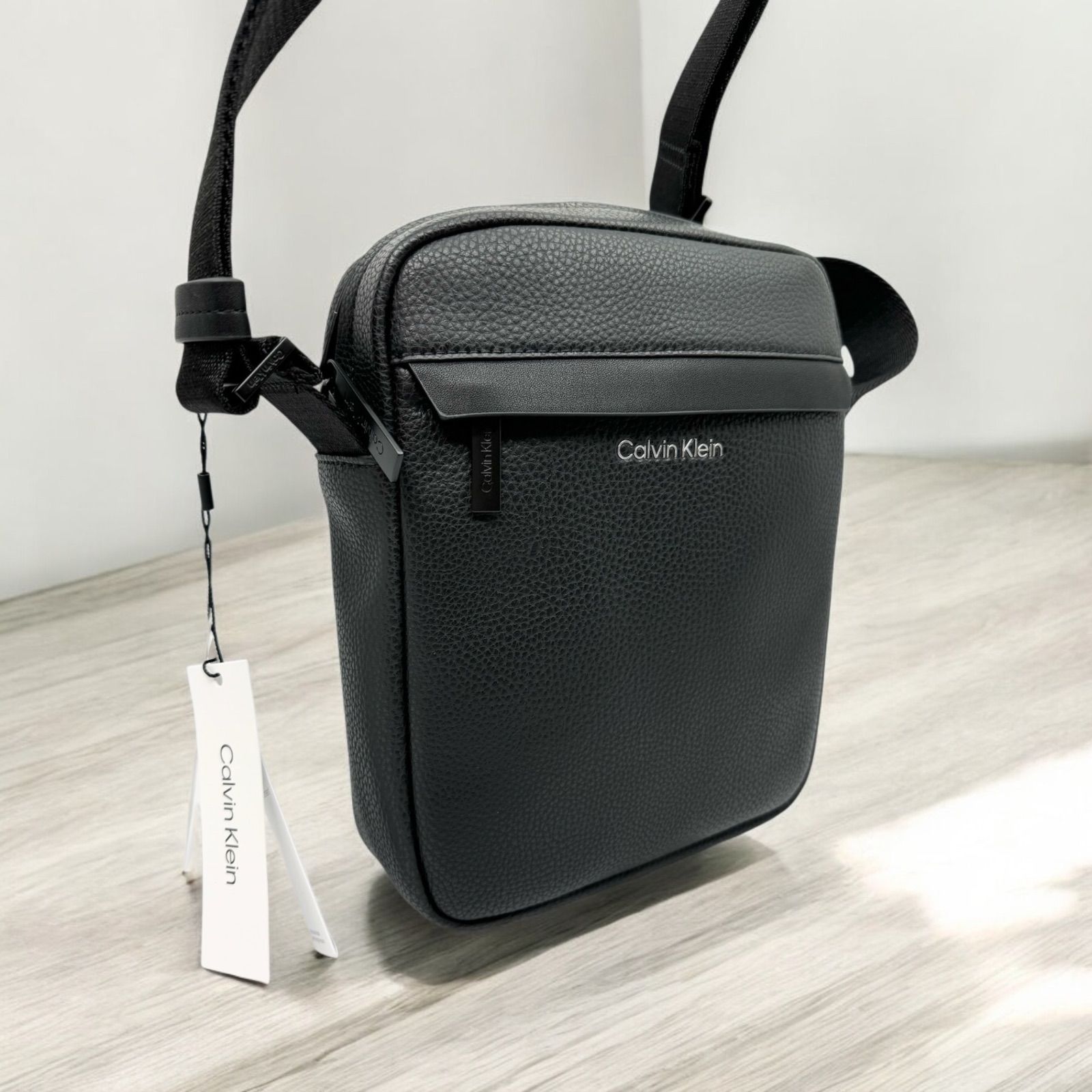 Calvin Klein ショルダーバッグ 黒 新品！ - メルカリ