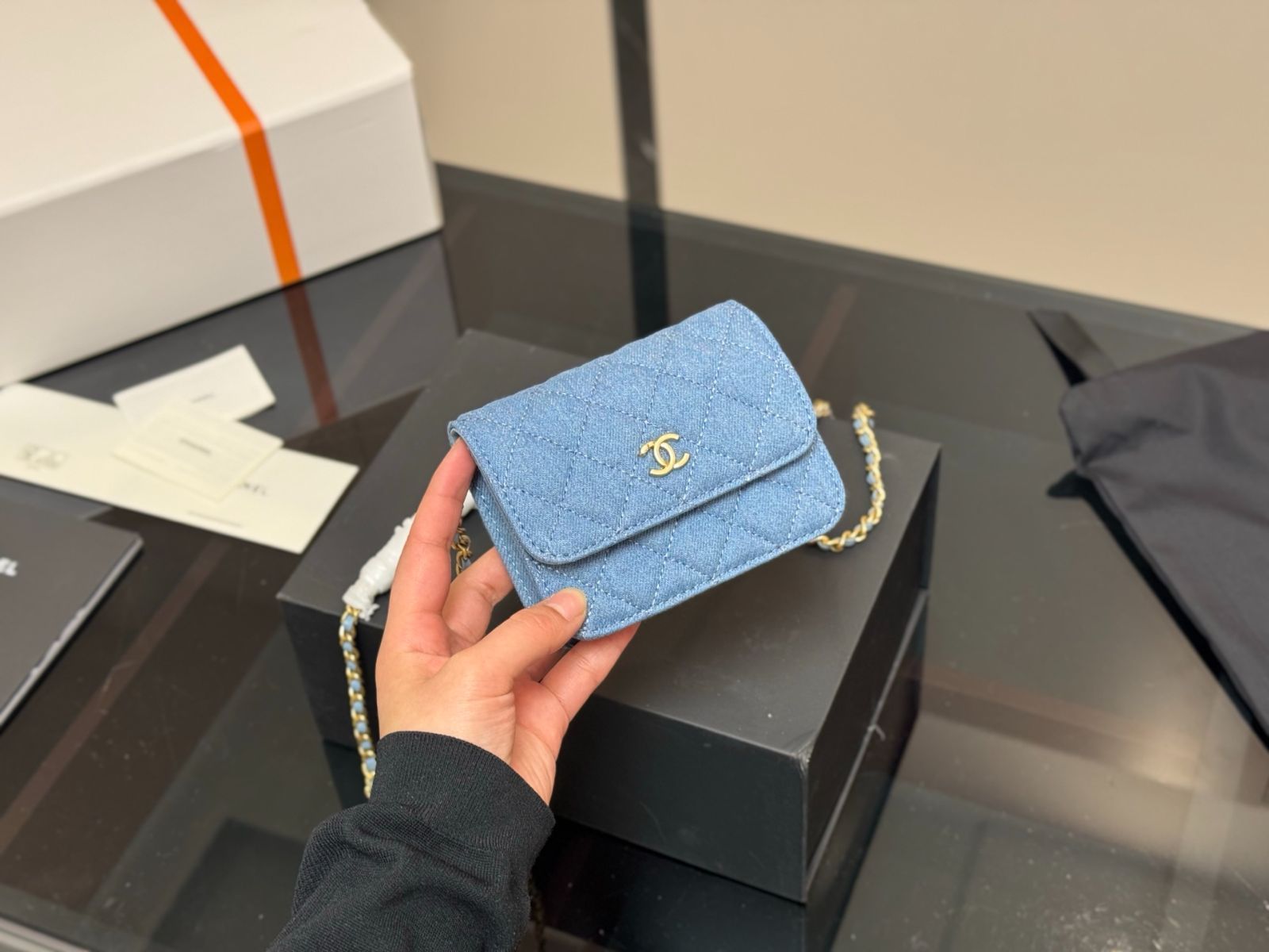 CHANEL シャネル ミニショッピングバッグ - ウォッシュドデニム Chanel 22 ミニ ハンドバッグ、ウォッシュド デニム、ブルー