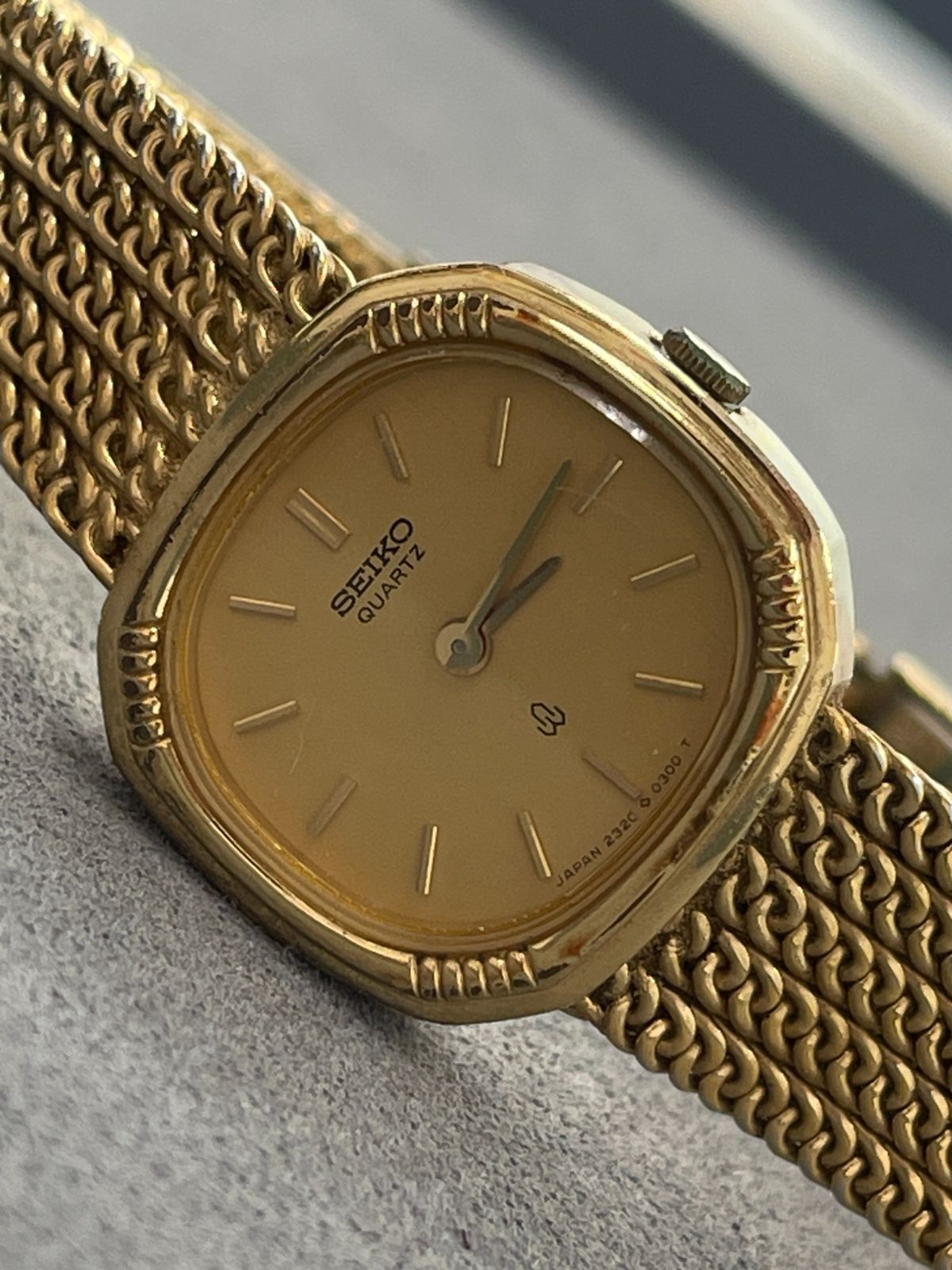 D【腕時計】SEIKO セイコー 2320-0300T クオーツ ゴールド文字盤