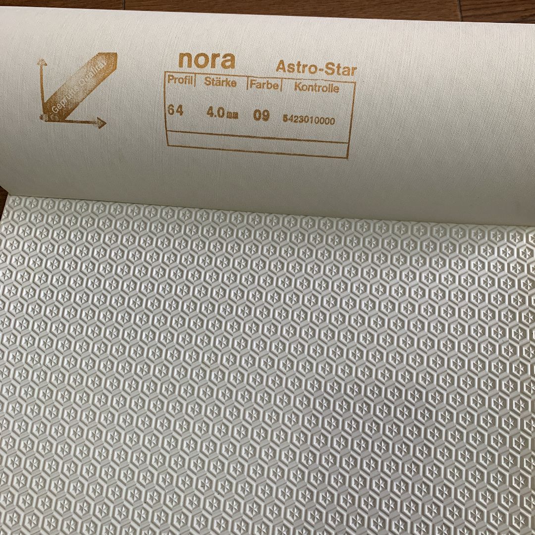 小分け販売】nora アストロスター 4mm 20×30㎝ 靴修理材料 靴底 - メルカリ