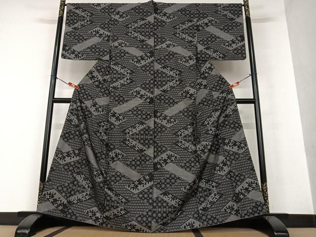 平和屋着物○本場大島紬 カタス9マルキ 草花文 黒地 正絹 逸品  