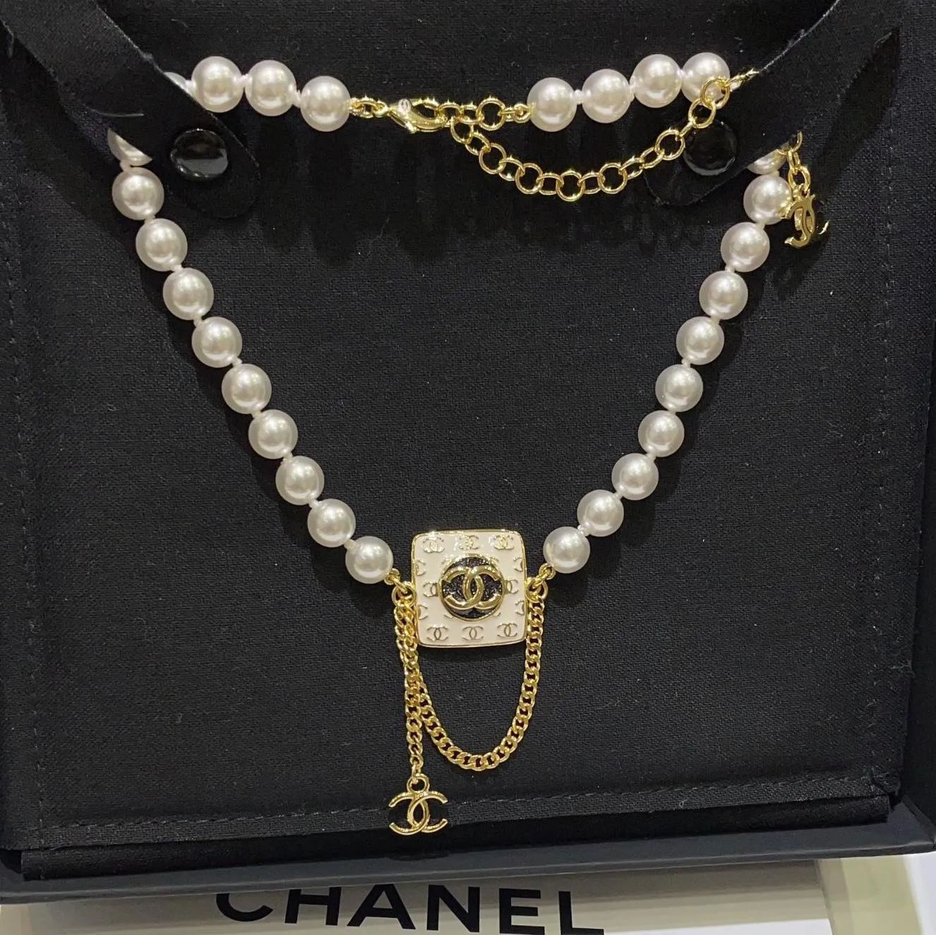 CHANEL】シャネル 新作 パールチョーカー CCロゴ付き、ゴールドチェーンデザイン - メルカリ