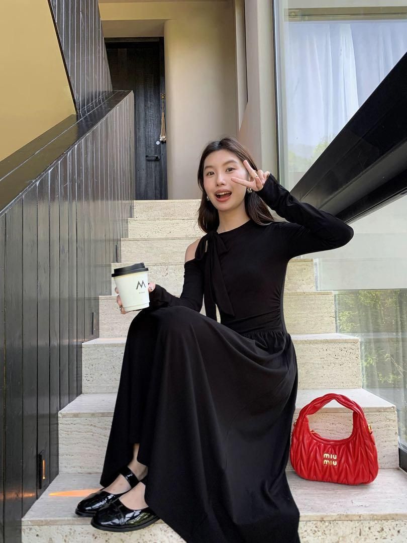 注目度抜群 春のワンショルダーロングニットドレス