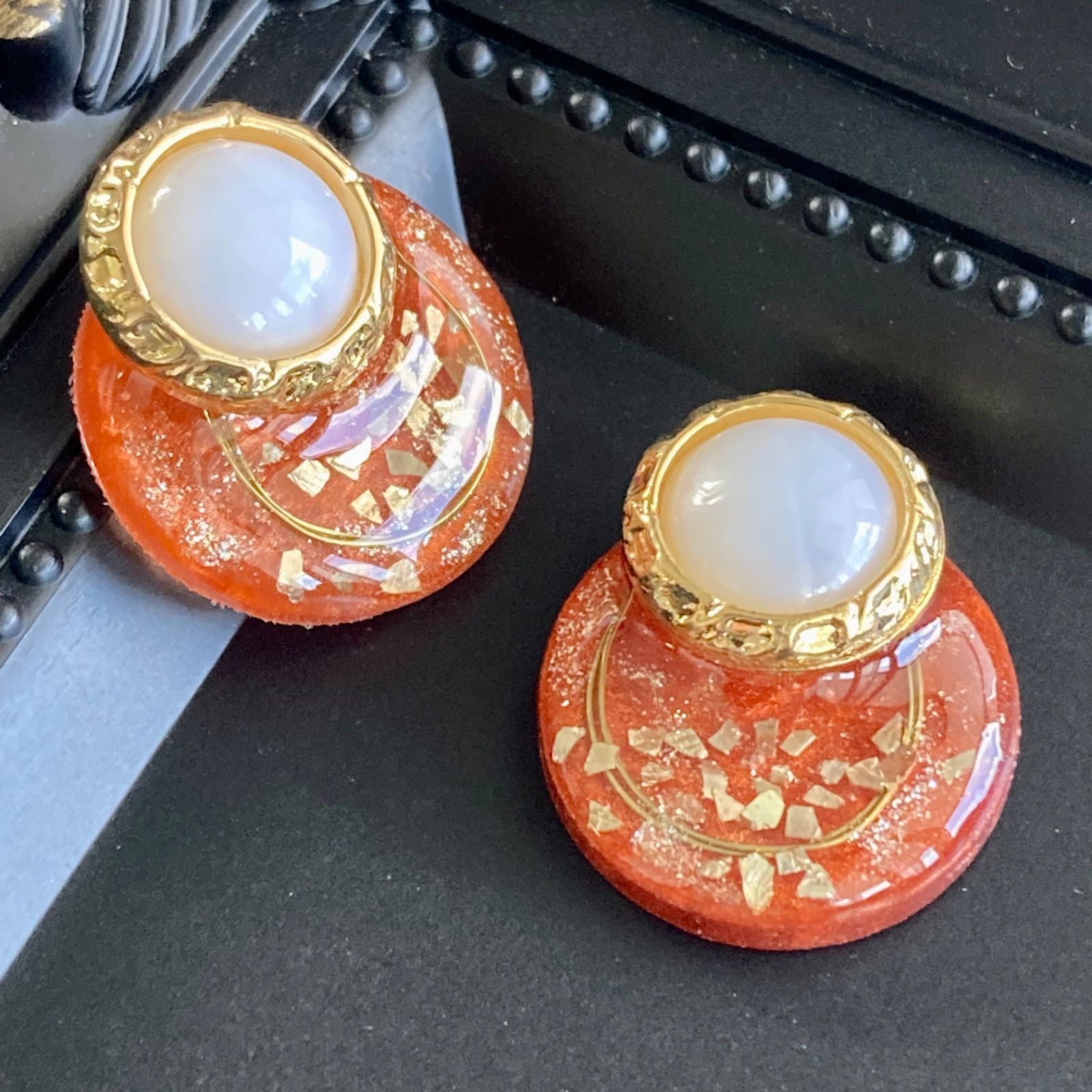 一点限り＊カラーレジン×ヴィンテージ風ボタン ピアス ゴールド 