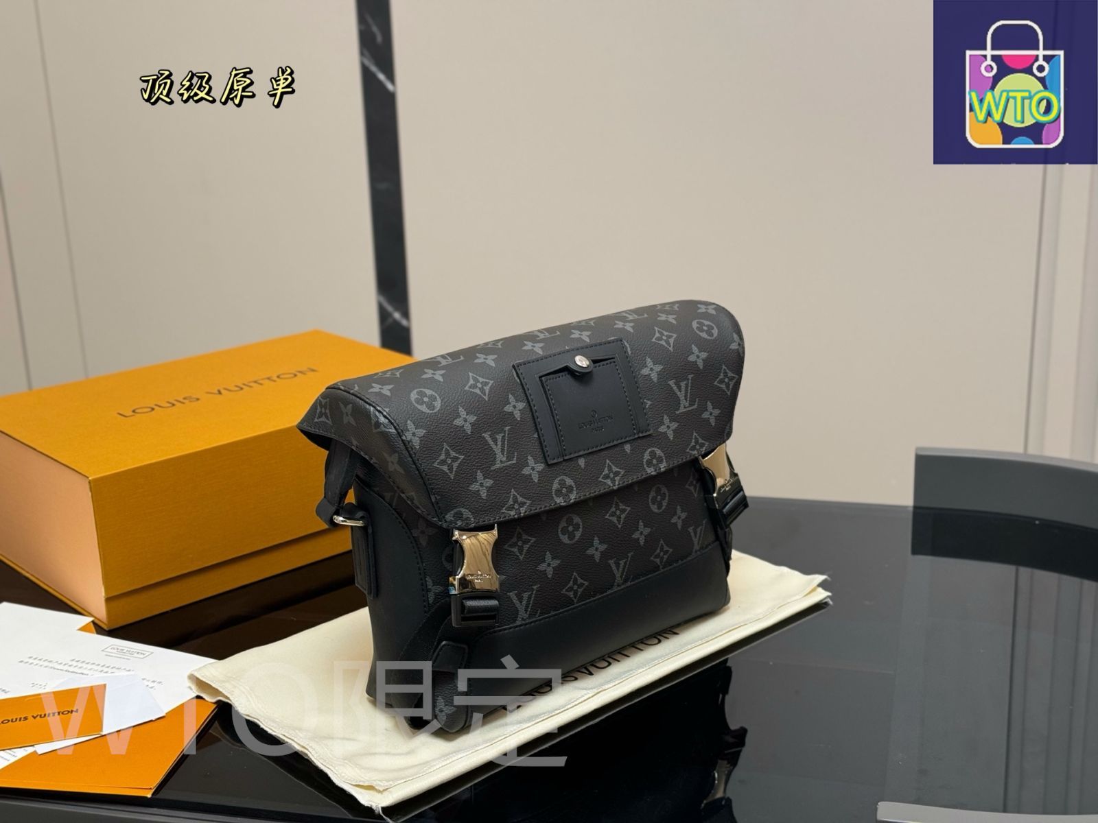 今日WTO】Louis Vuitton Men's Voyager Messenger Bag・ルイ