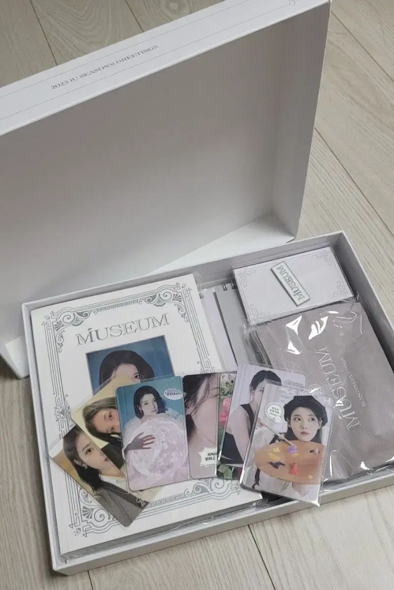 2023 IU(アイユ) シーズングリーティング シーグリ