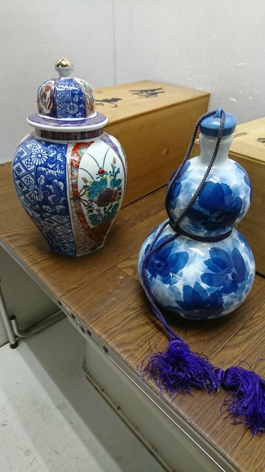 九谷焼壺 S98713 飾壺 九谷焼 明陶 金彩染錦 金襴手 鳳凰 牡丹 熨斗 六面 蓋付壺