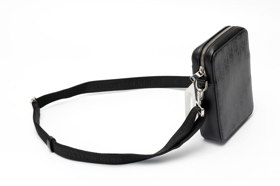 ディオール / DIOR　ストラップ付きジップポーチ / メッセンジャー バッグ　2ESBC265CLP　オブリーク レザー　ブラック 【中古】 商品番号 S-158094 ディオール / DIOR ストラップ付きジップポーチ / メッセンジャー