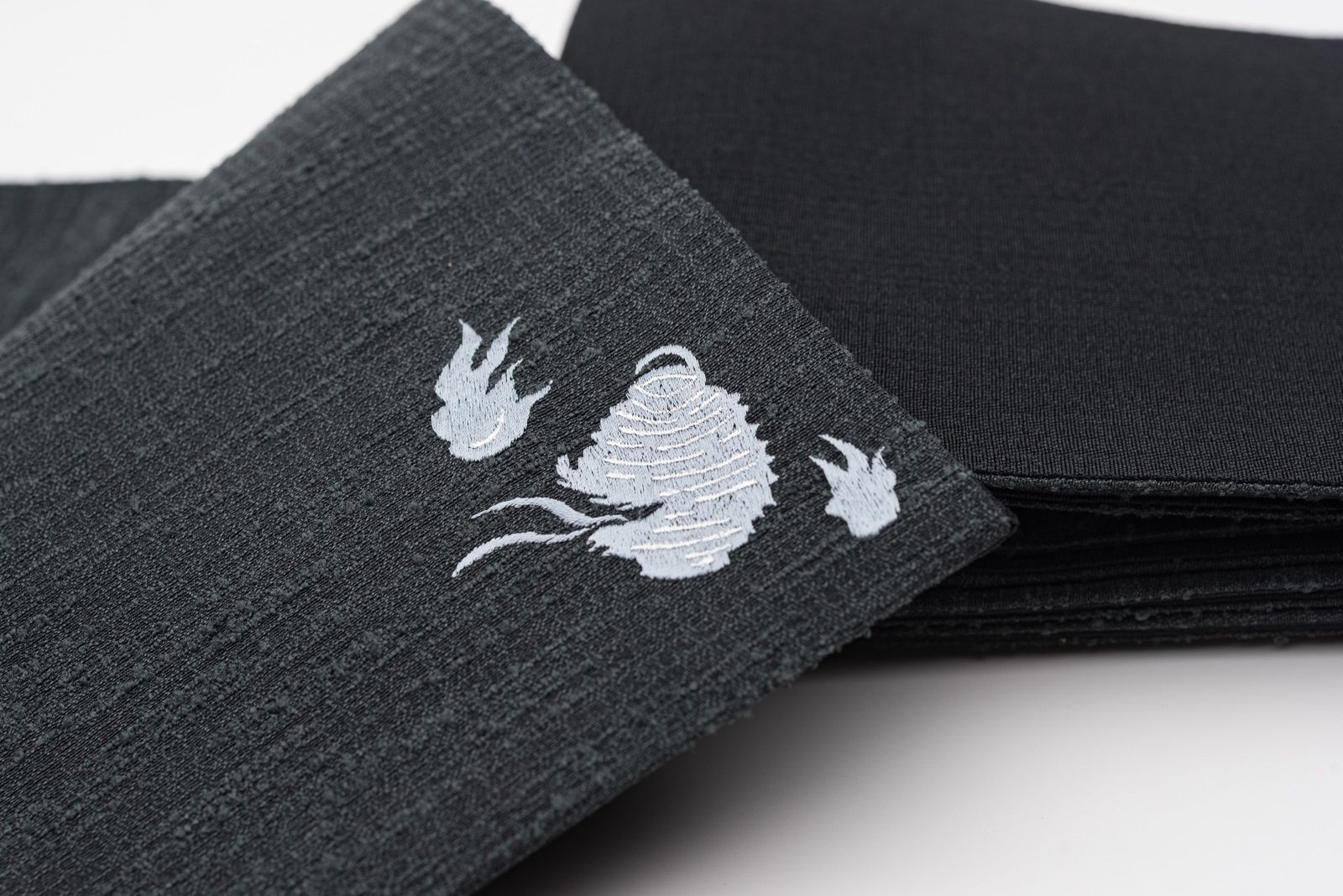 新品 撫松庵 ワンポイント半幅帯 妖怪円陣刺繍 黒 - メルカリ