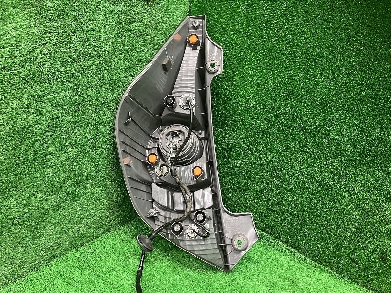 アクア NHP10 右テールランプ・テールライト S スタンレー 52-252